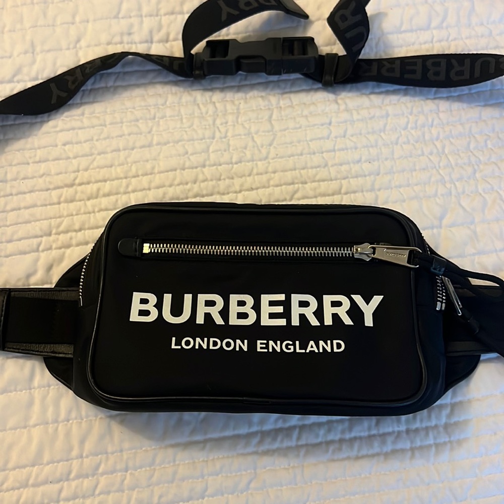 Men’s Burberry crossbody bag (only wore twice!) Excellent Condition